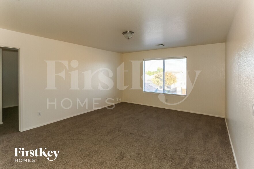 Building Photo - 718 S 124th Ave