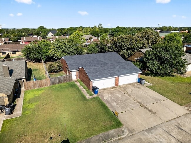 Building Photo - 534 Canary Ln