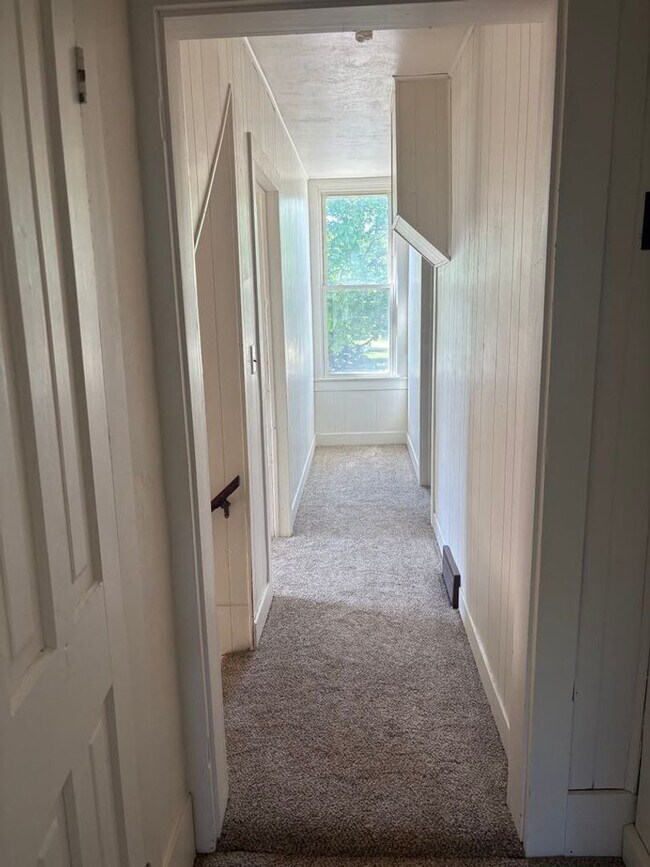 Building Photo - SPACIOUS 4 BEDROOM HOME READY FOR YOU