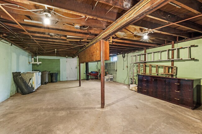 Storage - 27 Hillcrest Rd