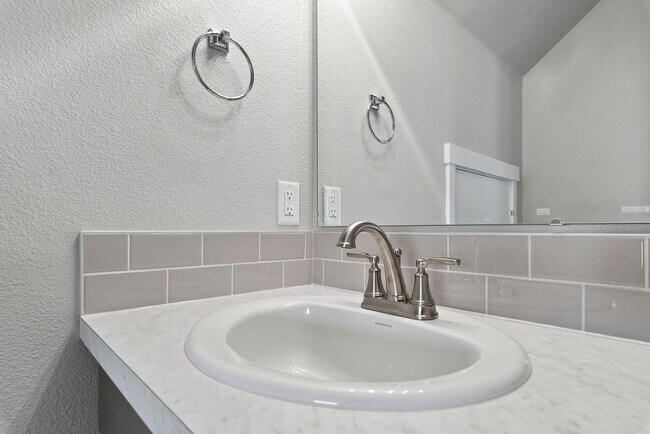 Building Photo - Charming & Modern Townhouse in Meridian!