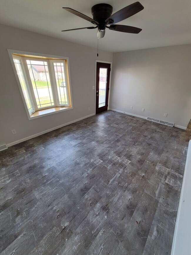 Building Photo - 3 Bedroom, 2 Bath Single Family Home in Camanche, IA