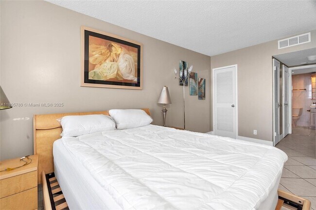 Building Photo - 2030 S Ocean Dr