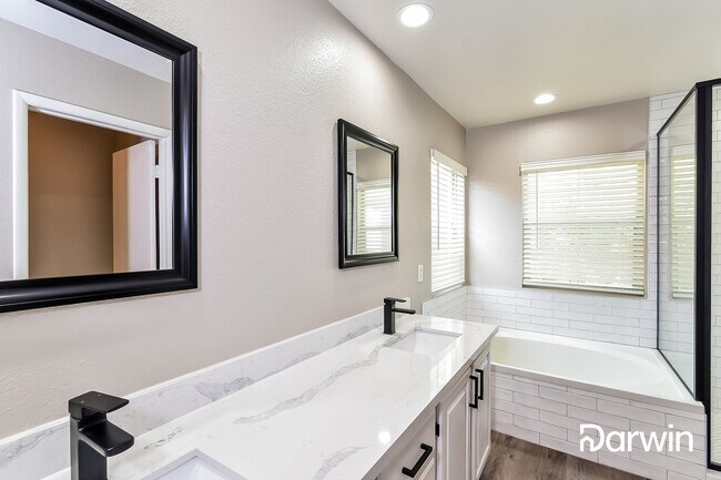 Building Photo - 2516 Silver Shadow Dr