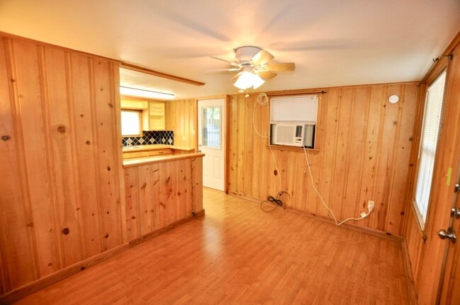 Building Photo - FOR LEASE! 1 BR - 1 BA - 1 Car Garage -  680 sf - Two-Story Apartment in a a Great Location Near ...