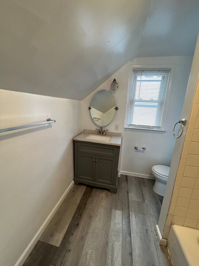 Building Photo - 3 Bed 1 Bath Single Family House 13 Essex St.