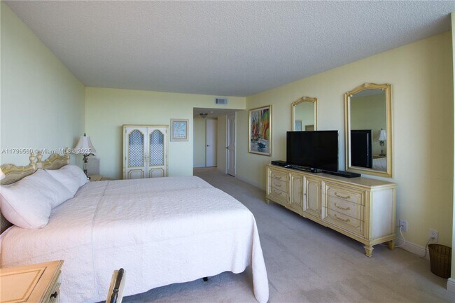 Building Photo - 2200 S Ocean Ln