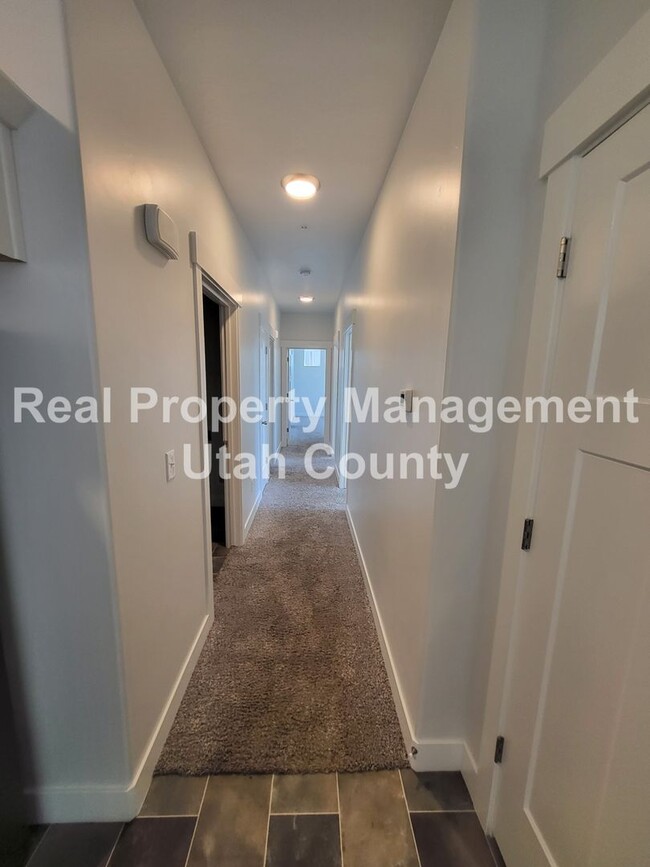 Building Photo - Small Pet Friendly Lehi Condo