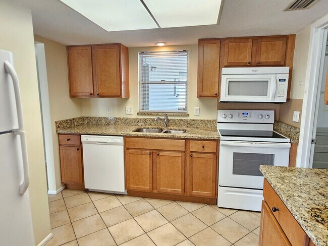 Building Photo - Annual Unfurnished 2 Bedroom 2 Bathroom Duplex with a Carport on Venice Island!