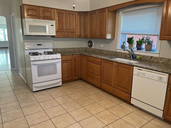 Building Photo - A 3 bedroom apartmen in Des Plaines