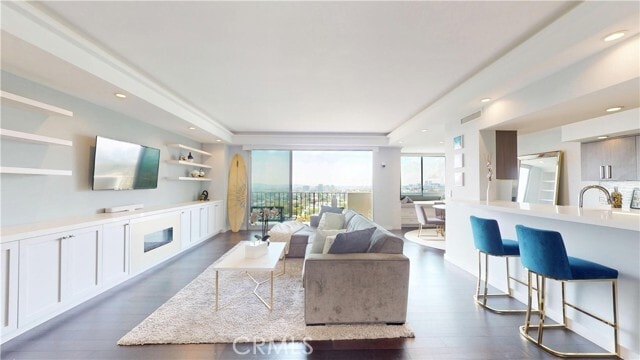 Building Photo - 818 N Doheny Dr