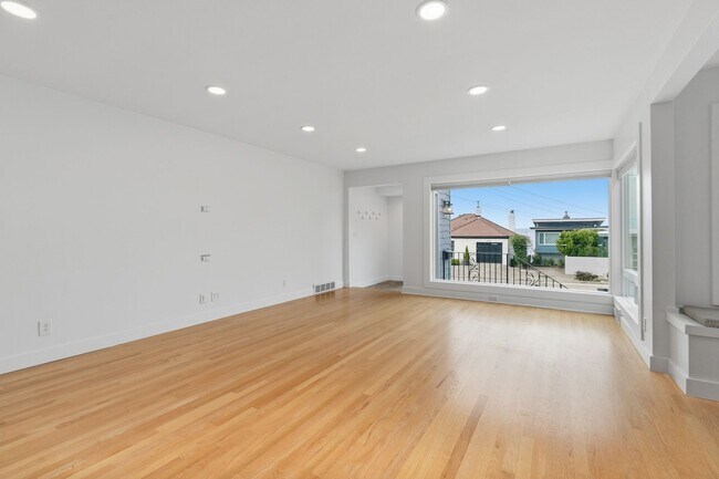 Building Photo - 5306 Beach Dr SW