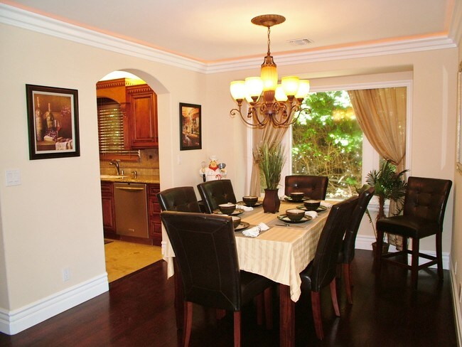 Building Photo - 700 N Irena Ave