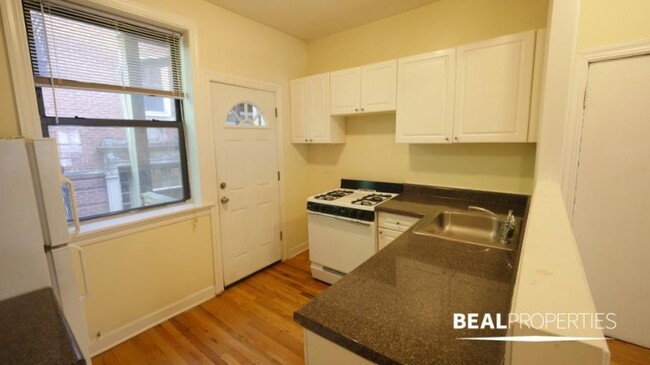 Building Photo - 0 bedroom in CHICAGO IL 60657
