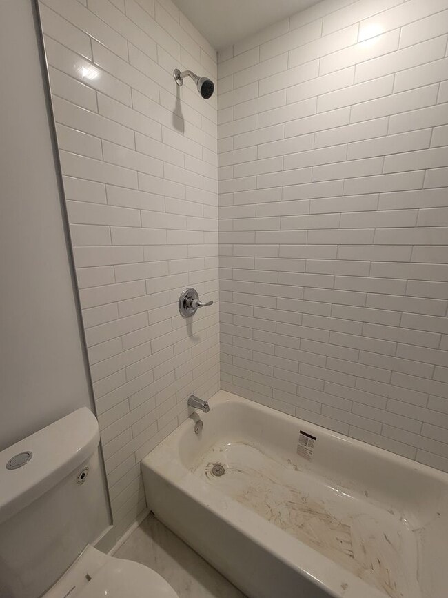 Building Photo - Fully beautiful rehab 4 bed 2.5 bath secti...