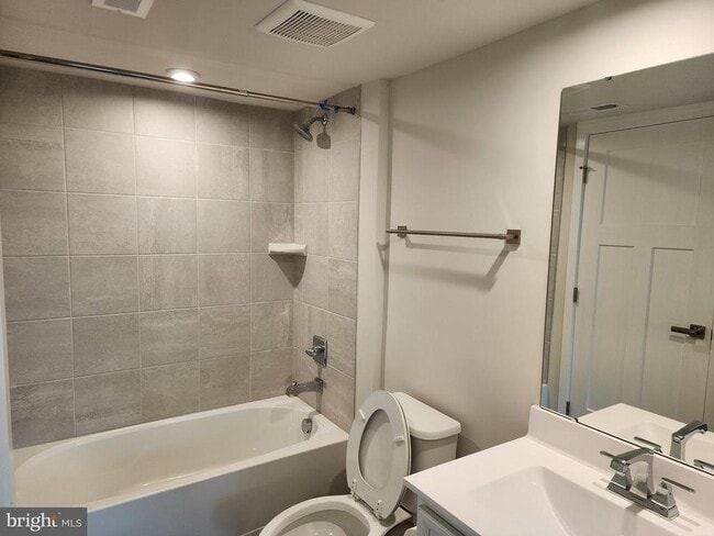 Building Photo - 321 E Cochran St