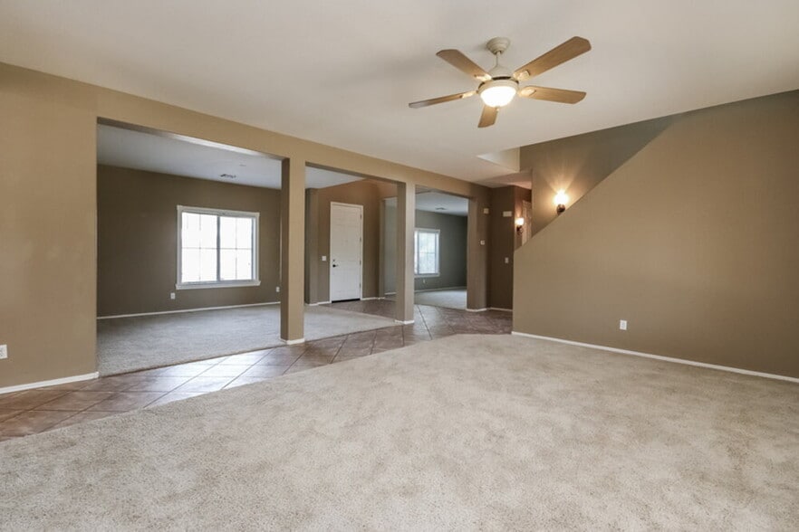 Building Photo - 1081 E Horseshoe Dr