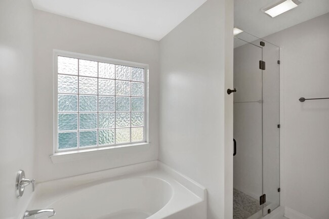 Building Photo - Unbeatable Location – Just 6 Minutes to Do...