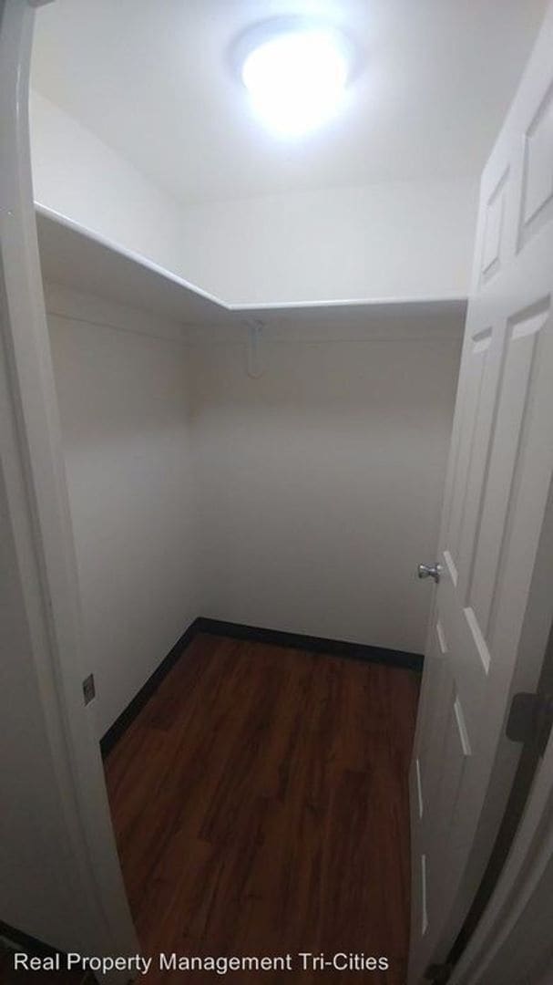 Building Photo - Downstairs unit Apartment Available