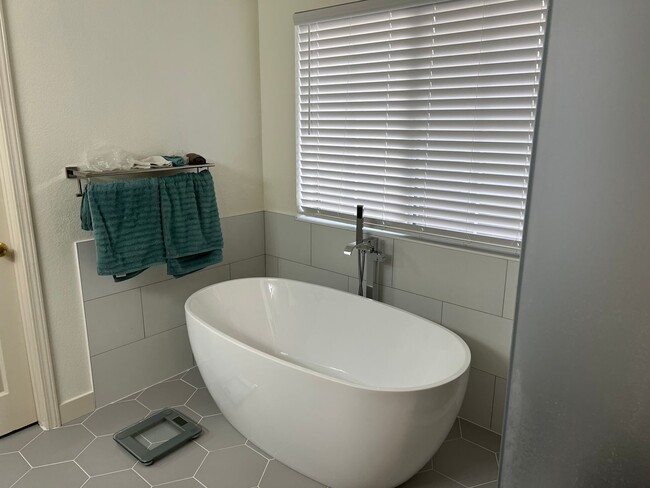 Building Photo - Charming 4 Bedroom Ridgeview Large Lot Home!