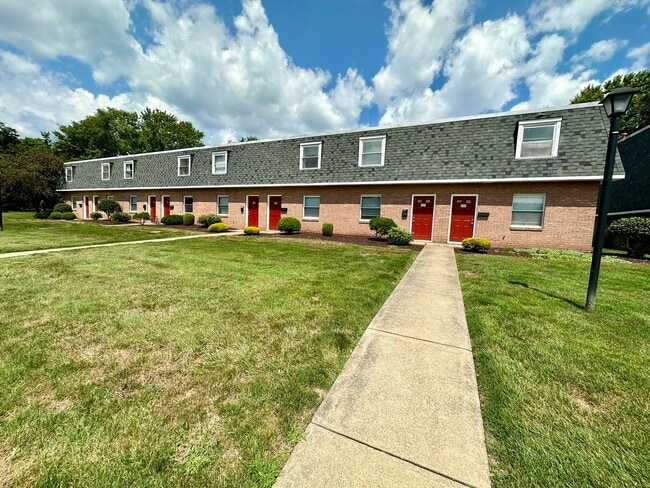 Building Photo - Beautiful Brick 2 BR Townhouse in Great Zelienople Location! Updated Kitchen with Quartz Counter-...