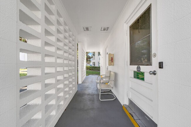 Building Photo - Lake Maitland Living | Mid-Century Charm