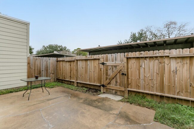 Building Photo - 2146 Greenbriar Colony Dr
