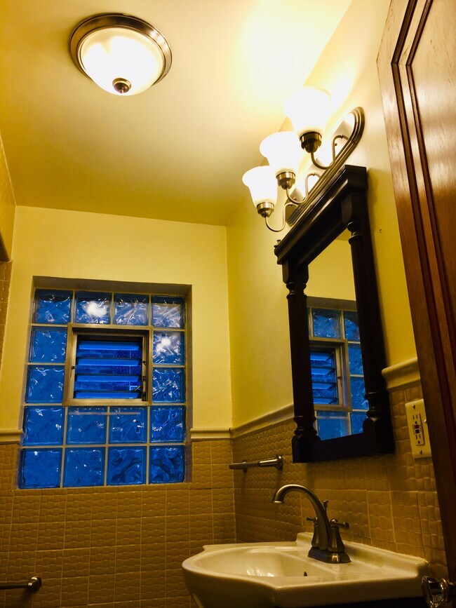 Building Photo - 1924 Kenilworth Ave