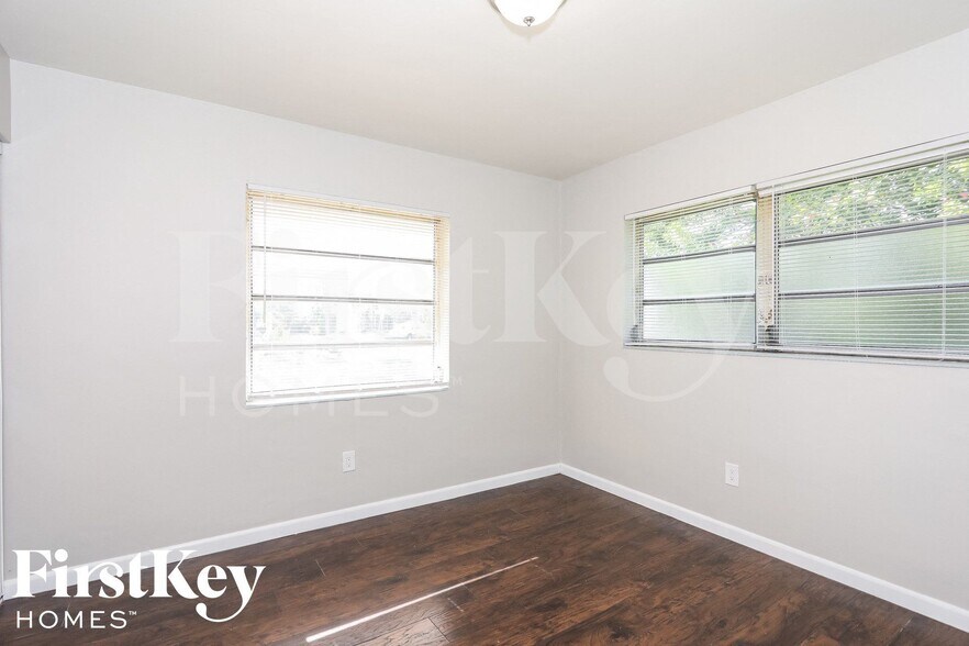 Building Photo - 16025 SW 99th Ave