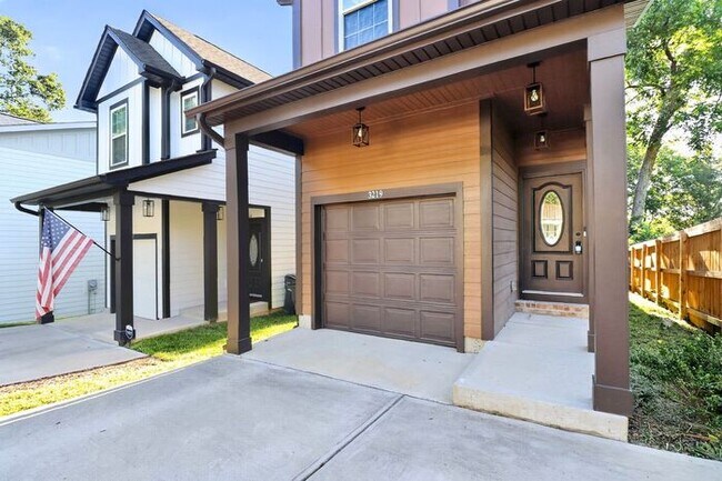 Building Photo - Beautiful 3BD/2.5BA Single Family Home in Reid Park!