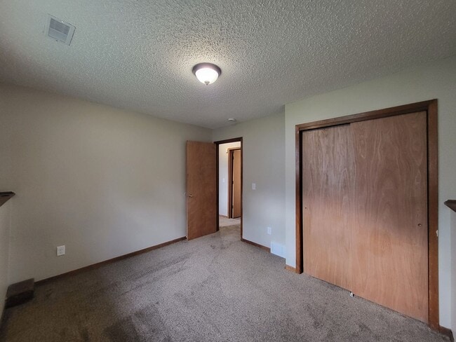 Building Photo - Spacious 4 bedroom home!