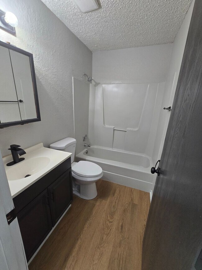 Building Photo - Updated 1 bedroom apartment in Osage Beach right behind Hyvee