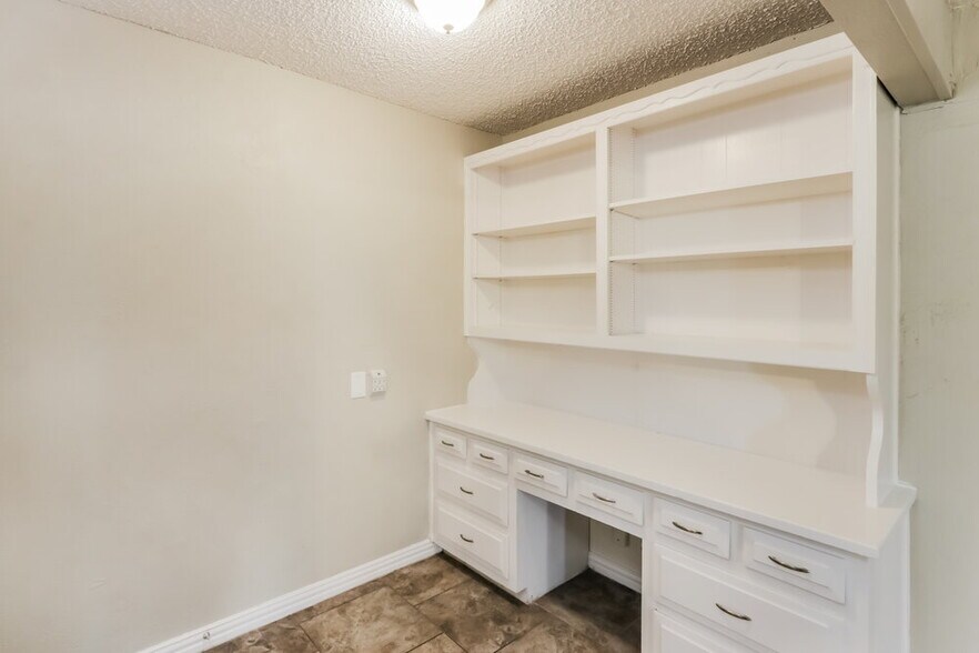 Building Photo - 1830 E Kirnwood Dr