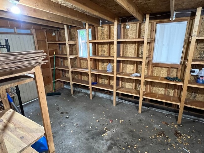 Building Photo - Haller Lake Home