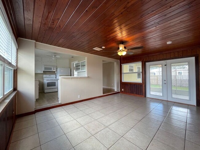 Building Photo - 1918 E Main St