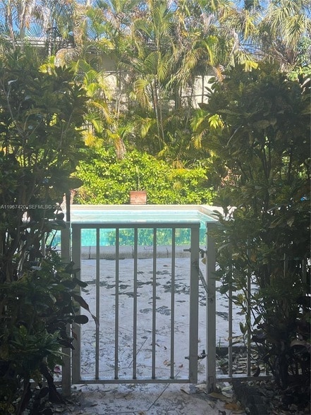 Building Photo - 427 Santander Ave