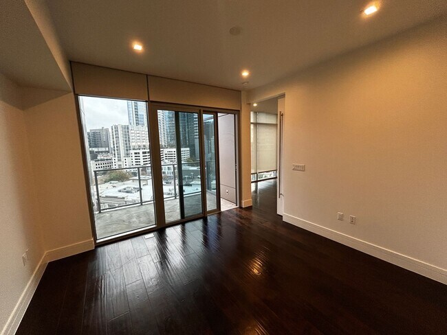 Building Photo - Spacious 930 SF Luxury Condo | Fifth & West | Market District