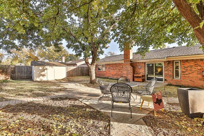 Building Photo - Charming 3-Bedroom Oasis with 2 Full Baths in Prime Lubbock Location - 1547 Sq Ft of Comfort!