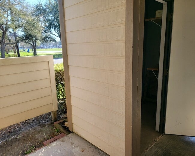 Building Photo - 7025 N Holiday Dr