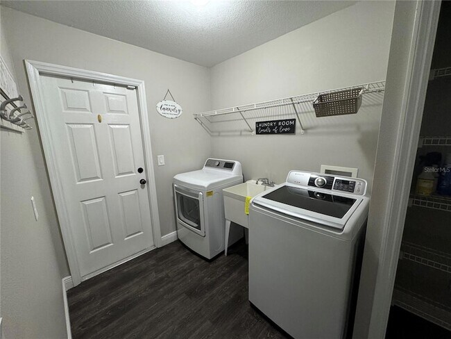 Building Photo - 5615 SW 138th Terrace