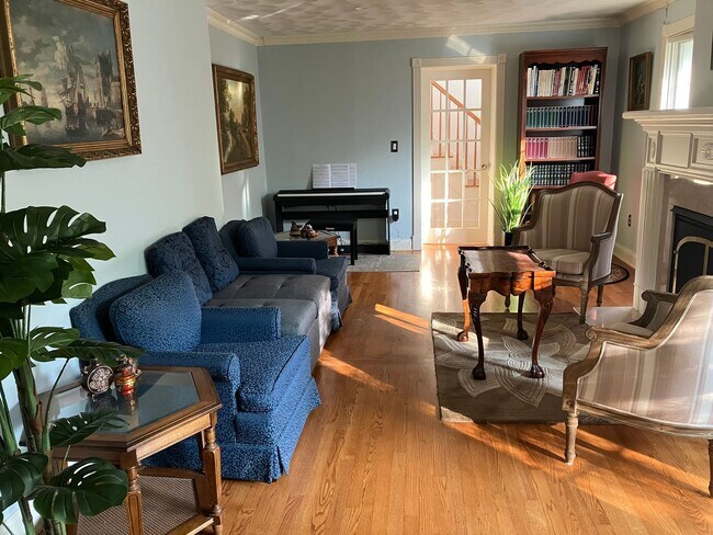 Building Photo - Furnished 6 month rental