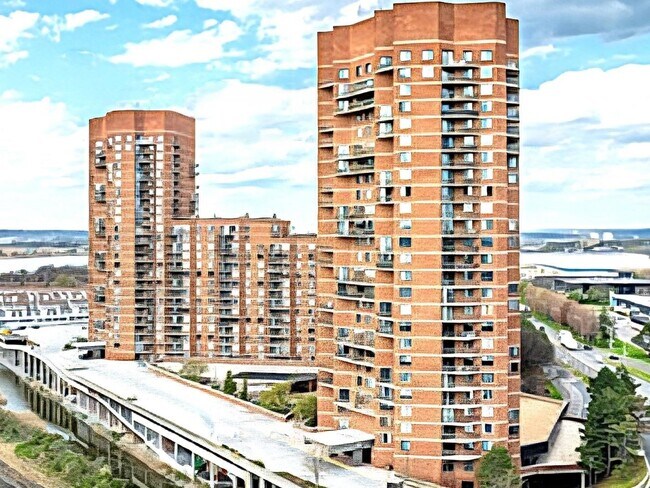 Building Photo - 133 Harmon Cove Tower