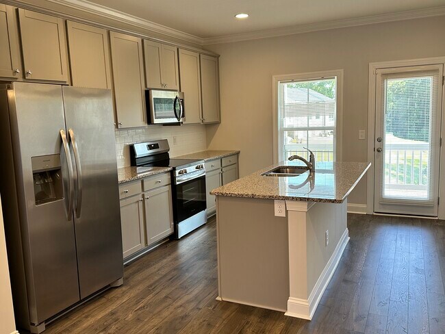 Kitchen - 579 Forestville Rd