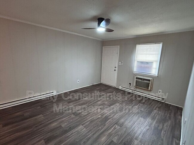 Building Photo - 115 Cox Ave
