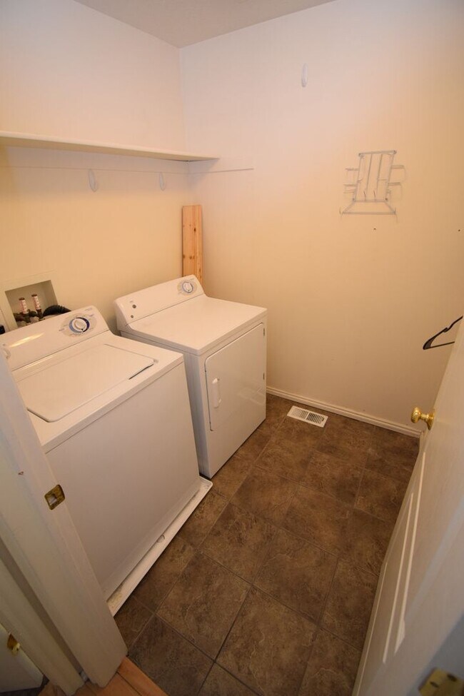 Building Photo - 874 Forest Park Ct