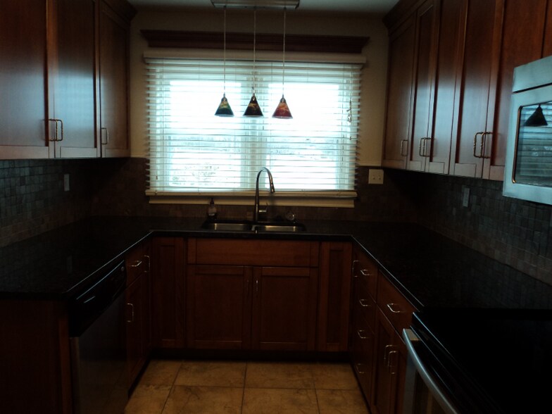 Building Photo - 1601 W Broadway