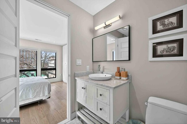 Building Photo - 911 S Oak St