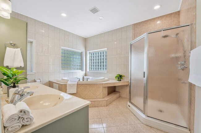 Building Photo - 1551 Wooded Acres Dr