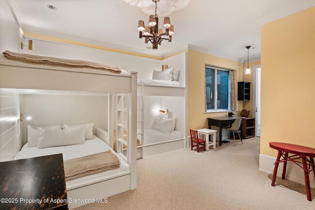 Building Photo - 304 S Garmisch St