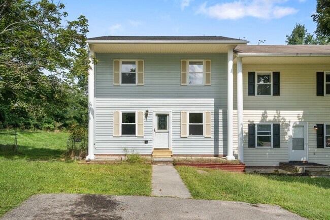 Primary Photo - 3 bed/ 2 1/2 bath pet friendly fenced yard